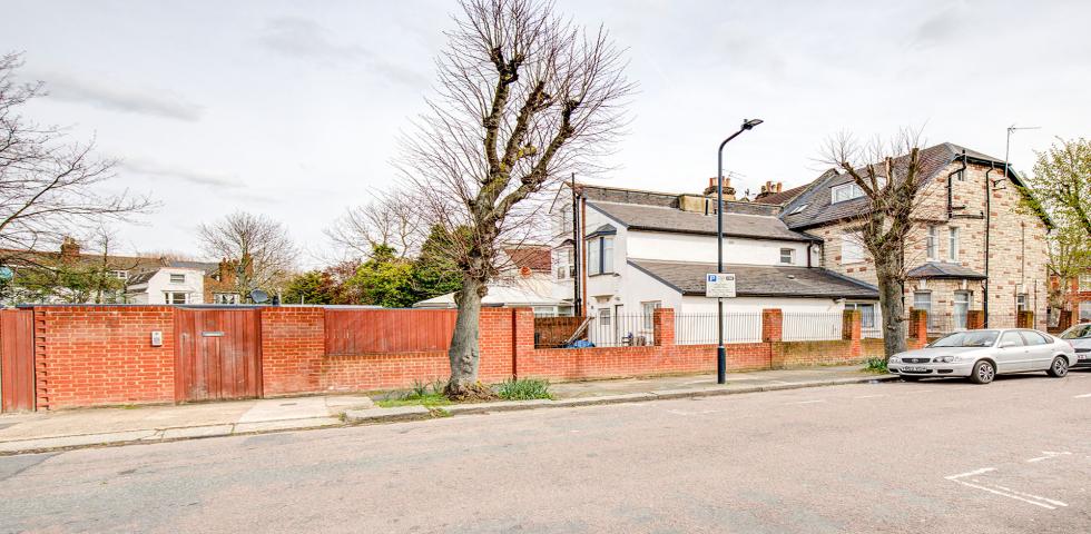 			1 Bedroom, 1 bath, 1 reception Bungalow			 Stanley Gardens, Willesden Green
